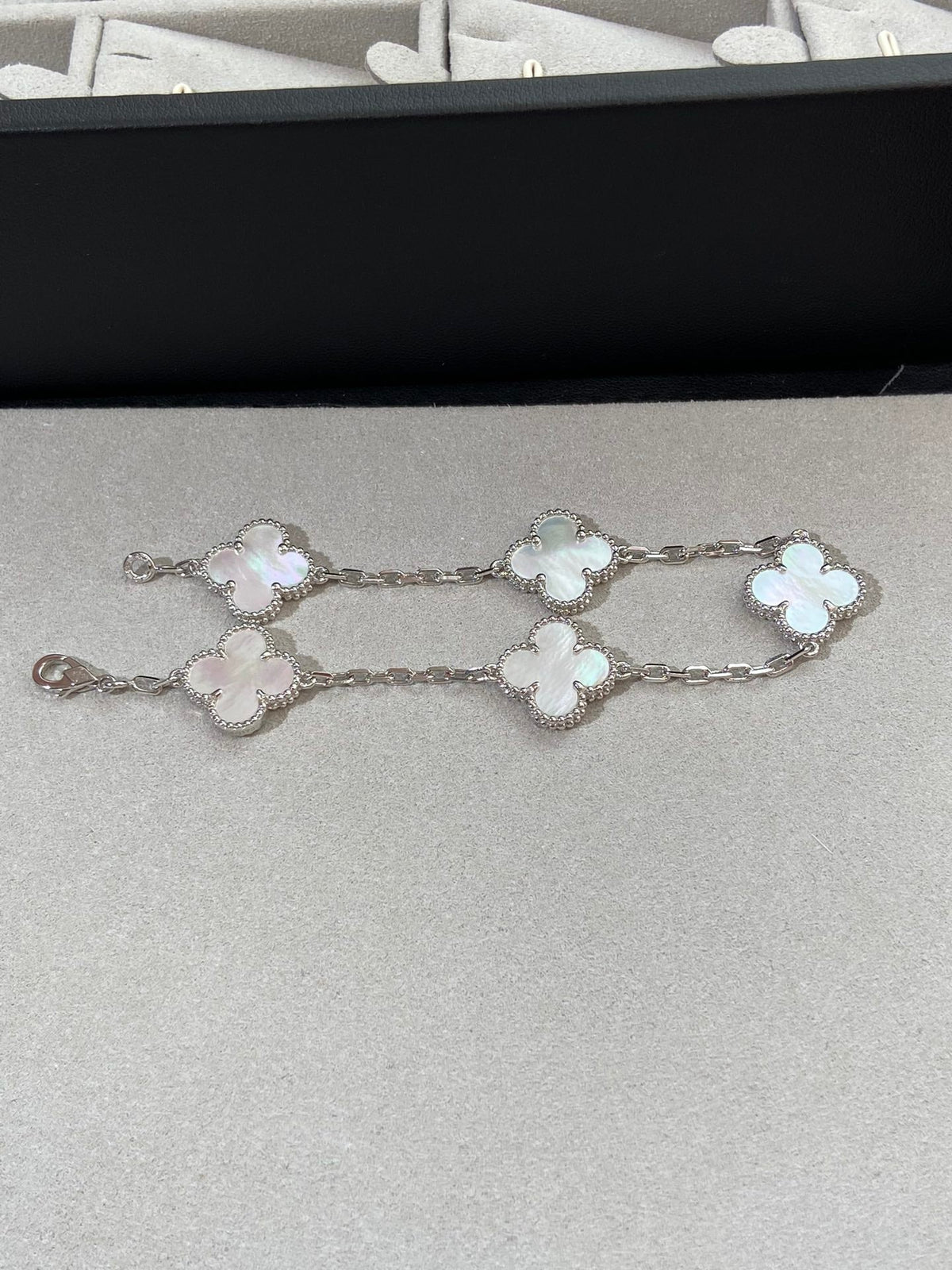 [AuraEcho]CLOVER WHITE PEARL MOP 5 MOTIF BRACELET COLLECTION