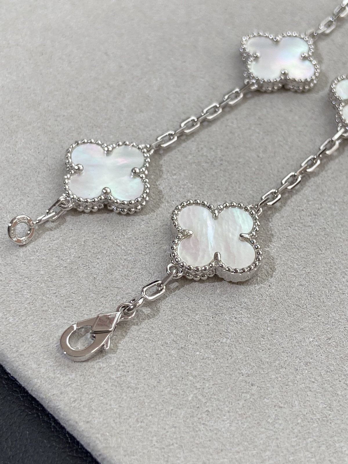 [AuraEcho]CLOVER WHITE PEARL MOP 5 MOTIF BRACELET COLLECTION