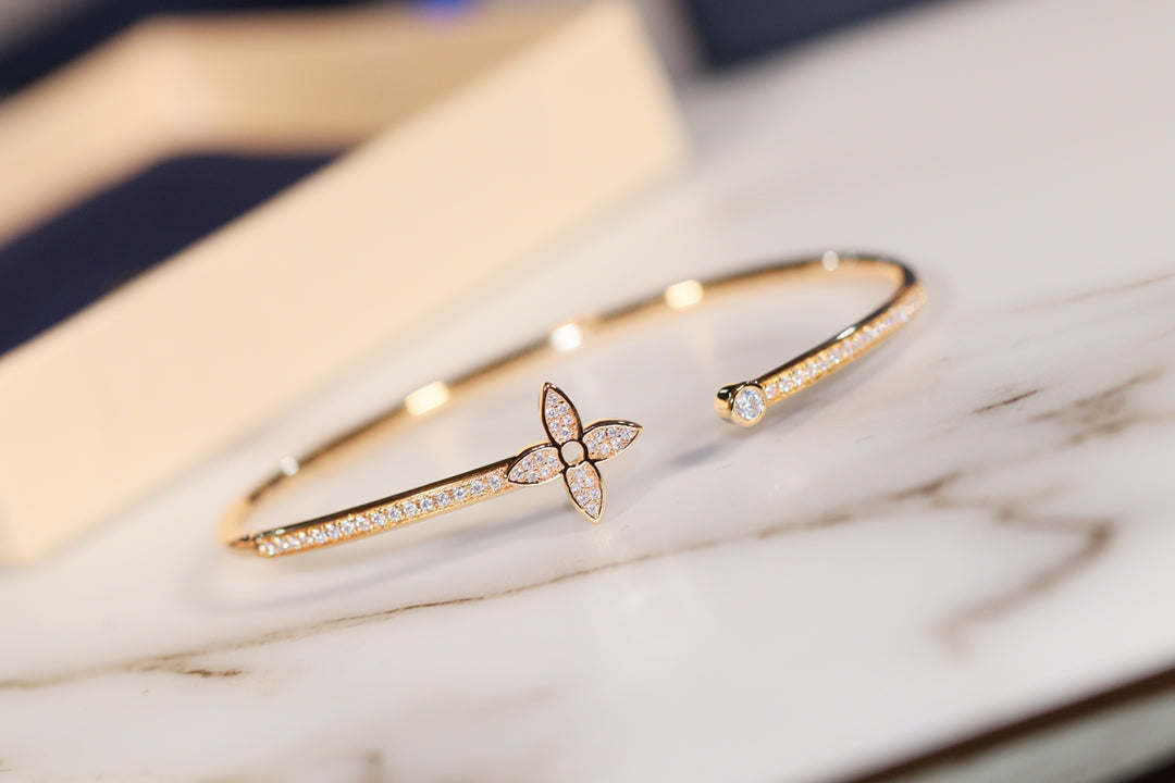 [AuraEcho]IDYLLE GOLD OPEN BRACELET DIAMOND PAVED