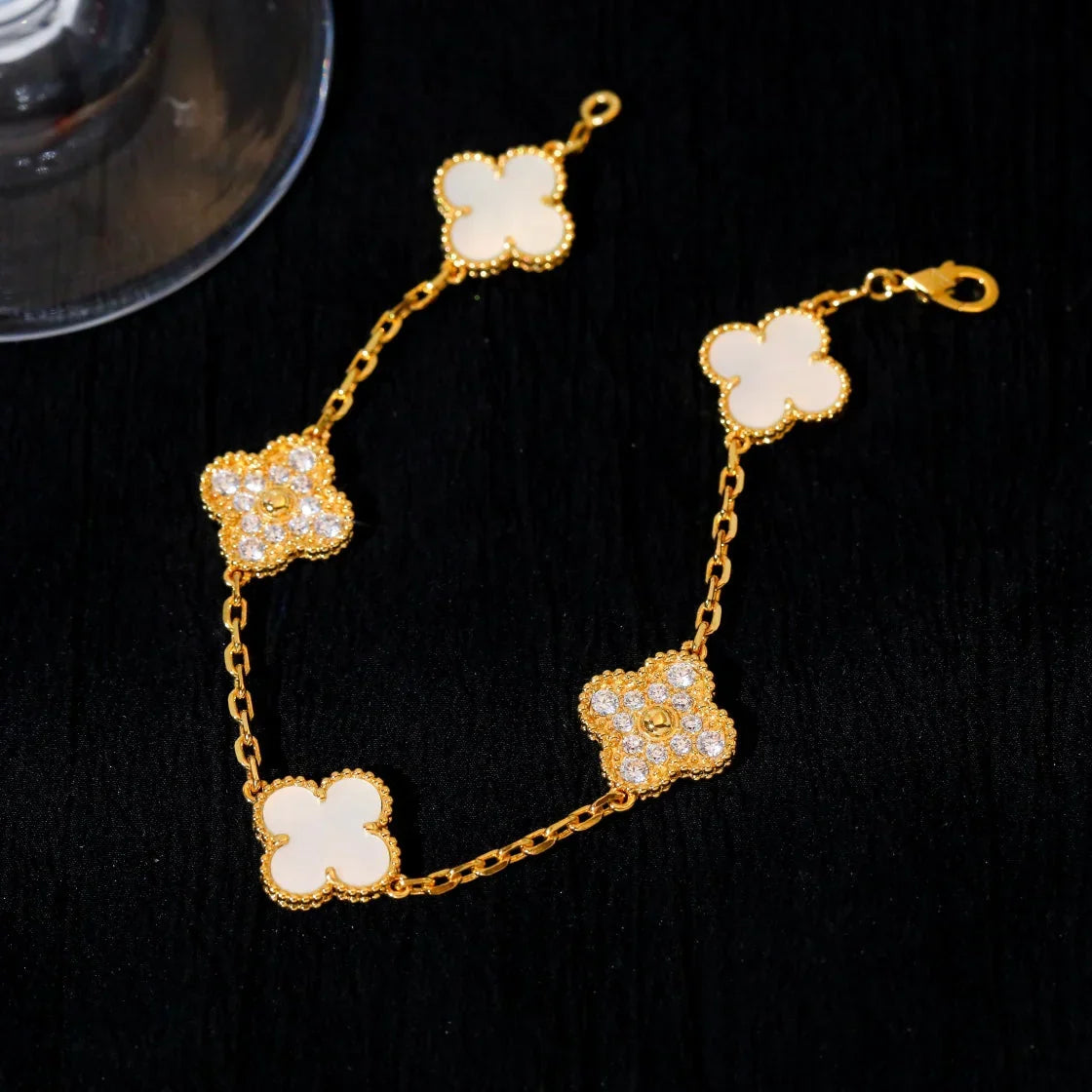 [AuraEcho]CLOVER WHITE PEARL MOP 5 MOTIF BRACELET COLLECTION