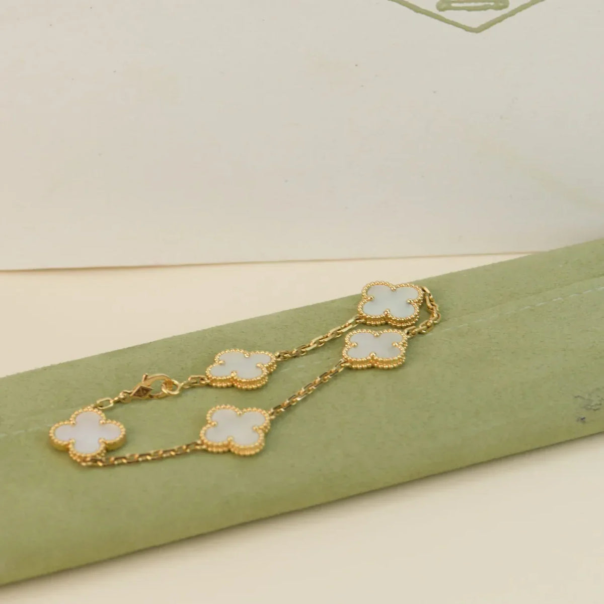 [AuraEcho]CLOVER WHITE PEARL MOP 5 MOTIF BRACELET COLLECTION