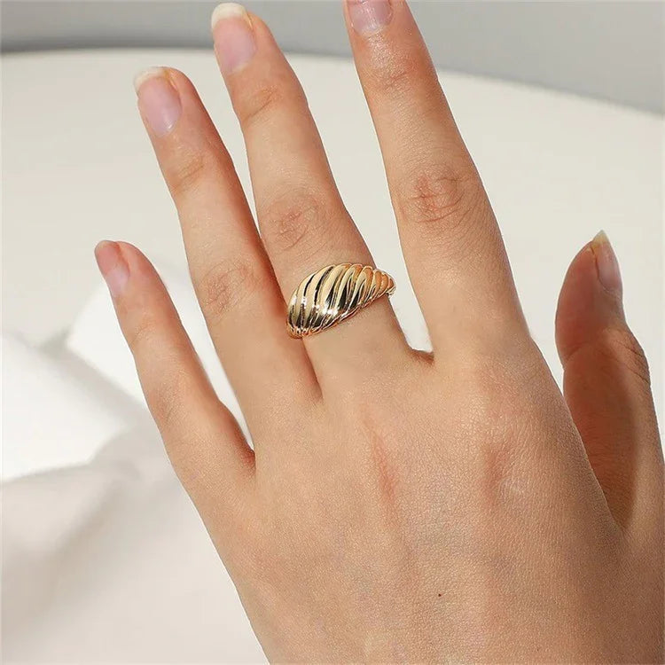 [AuraEcho]Ylenna Gold Croissant Ring