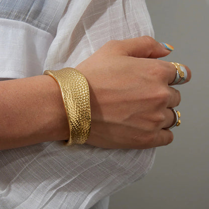 [AuraEcho]Cheyenne Textured Gold Band