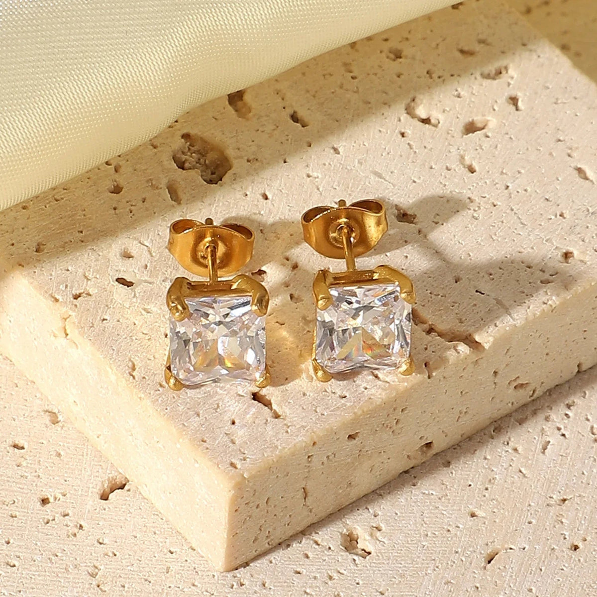 [AuraEcho]March Solitaire Gold Earrings