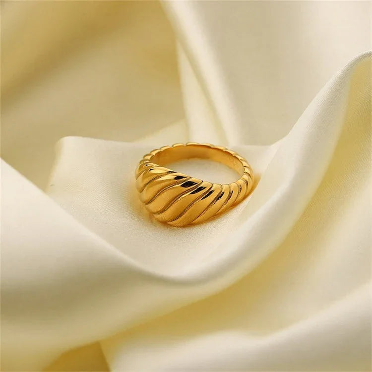 [AuraEcho]Ylenna Gold Croissant Ring