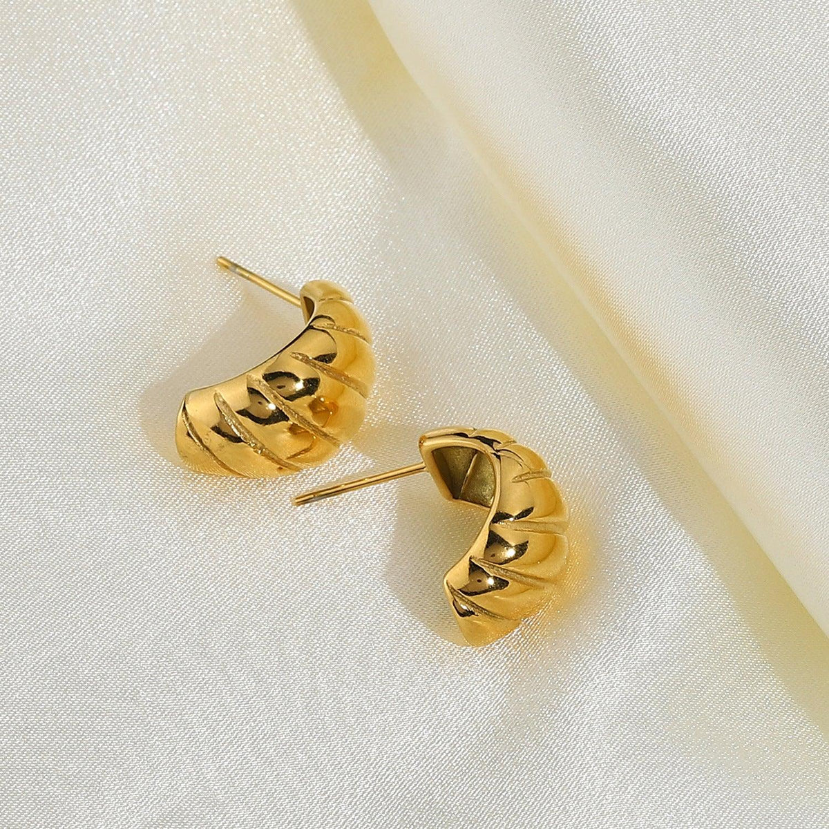 [AuraEcho]Lucina Gold Huggie Earrings