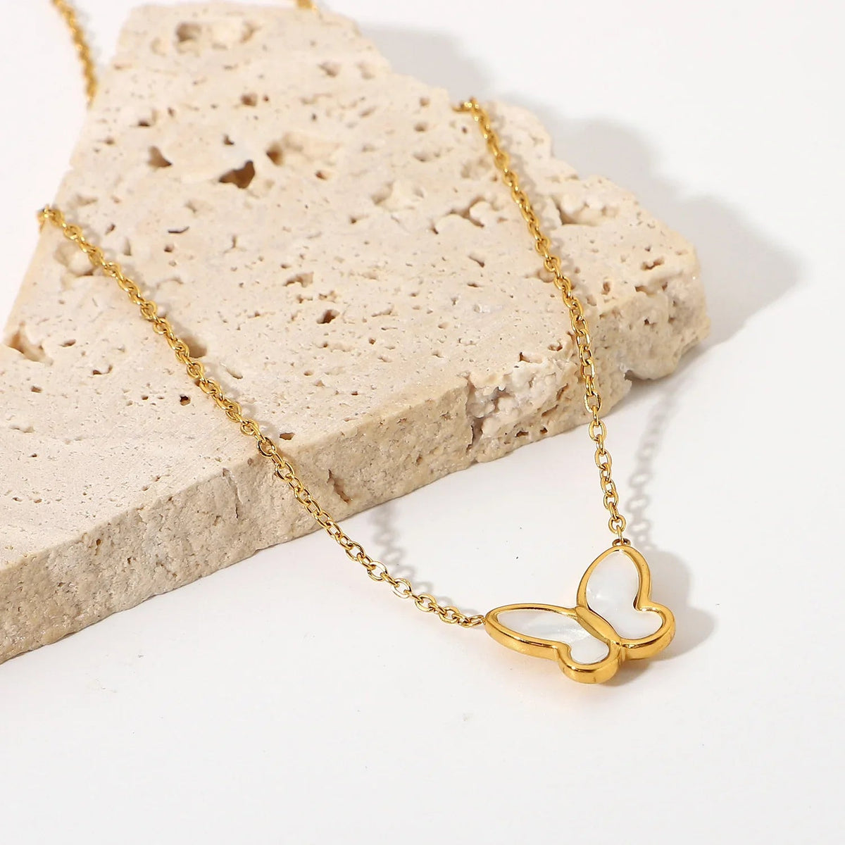 [AuraEcho]Flutterby Mother of Pearl Necklace