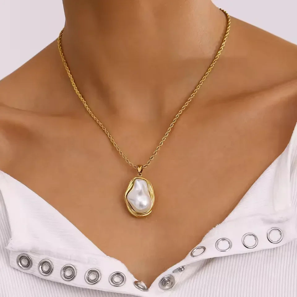 [AuraEcho]Carly Mother Of Pearl Pendant