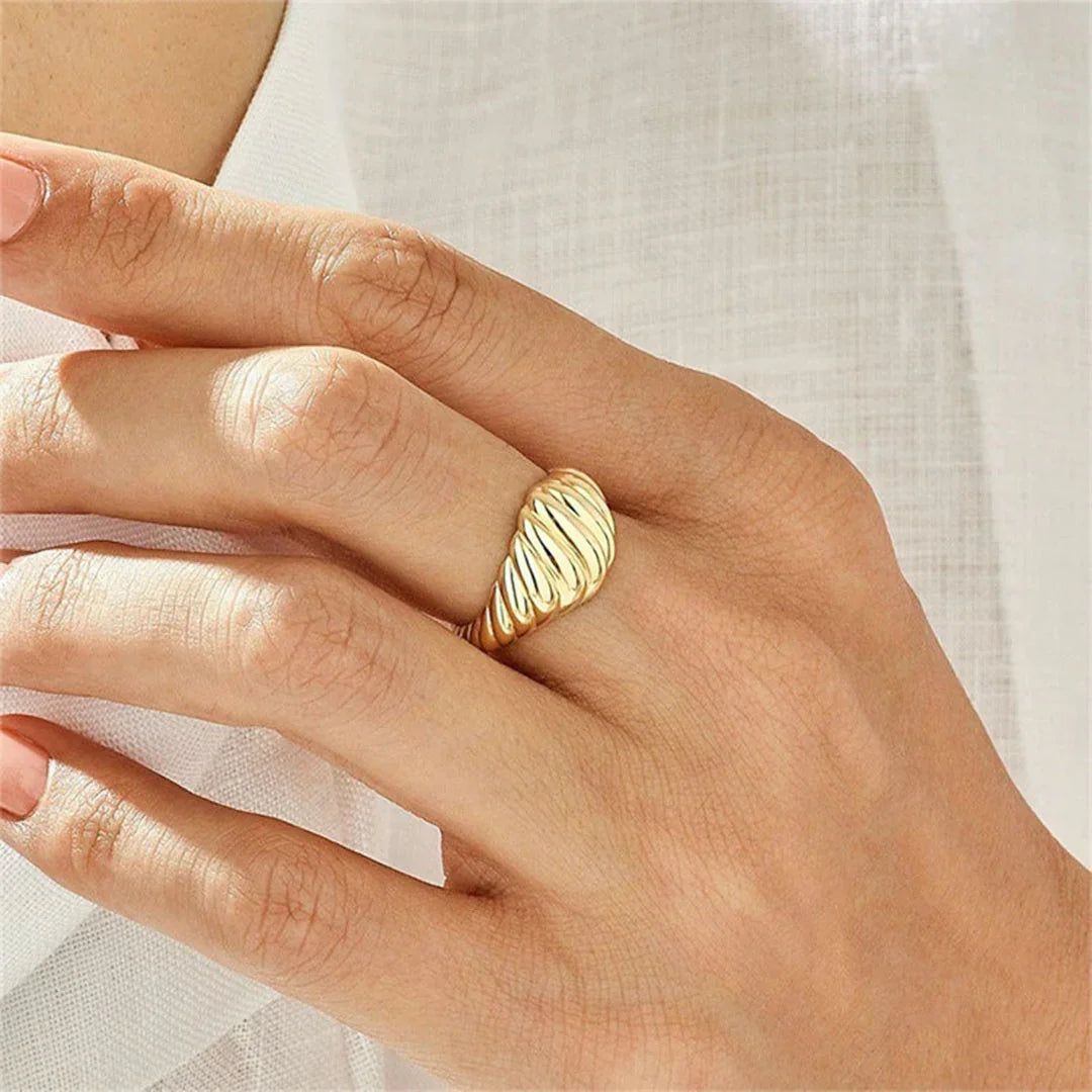 [AuraEcho]Ylenna Gold Croissant Ring