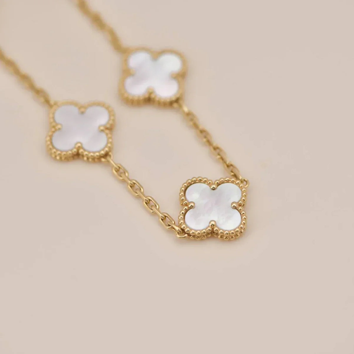 [AuraEcho]CLOVER WHITE PEARL MOP 5 MOTIF BRACELET COLLECTION