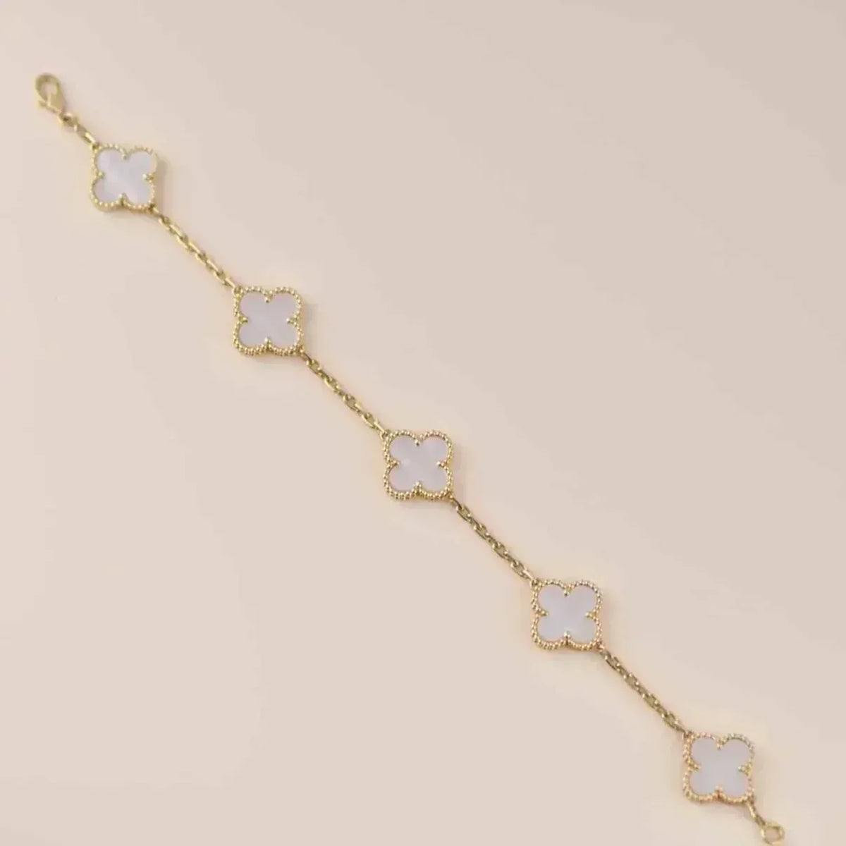 [AuraEcho]CLOVER WHITE PEARL MOP 5 MOTIF BRACELET COLLECTION