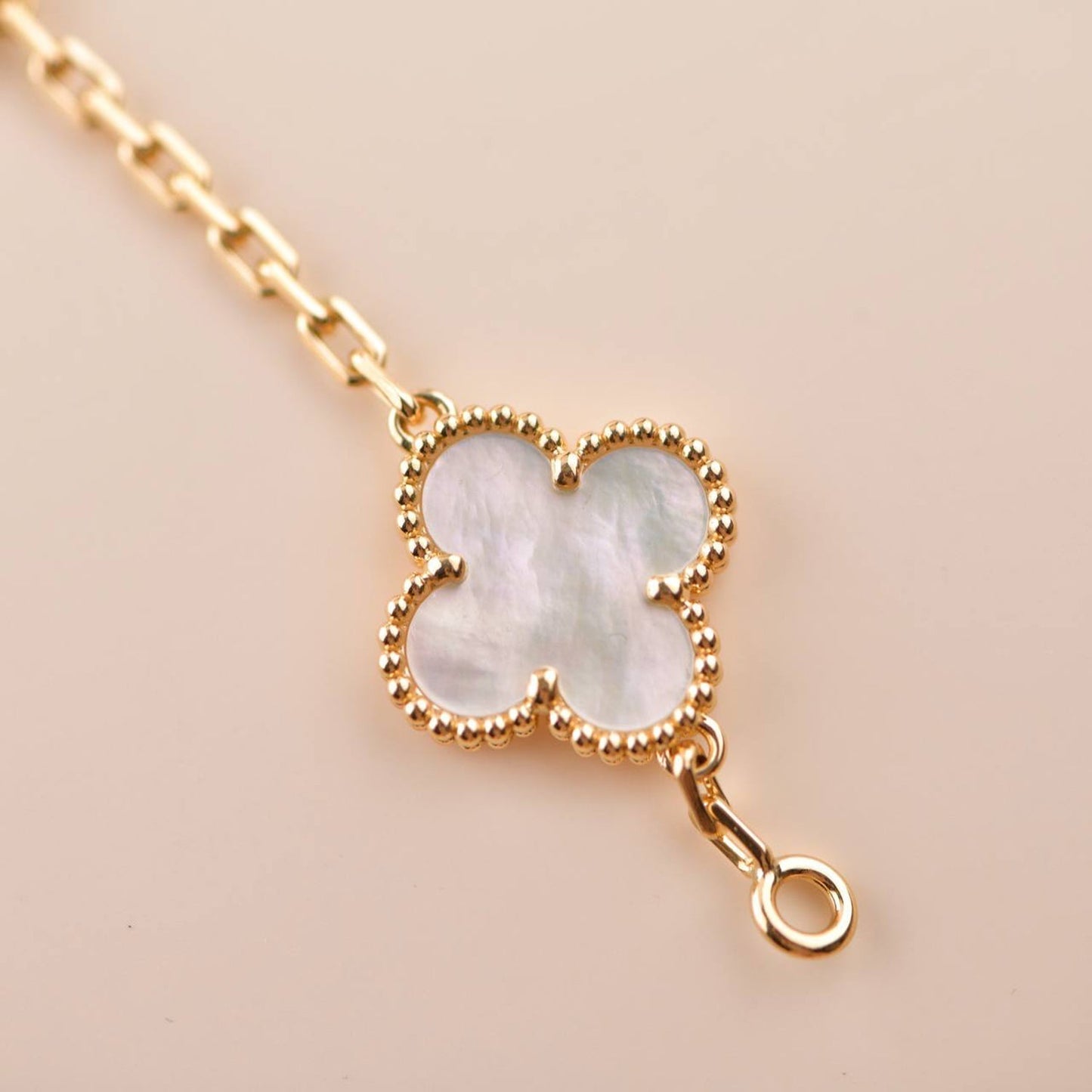 [AuraEcho]CLOVER  5 MOTIF WHITE MOP BRACELET